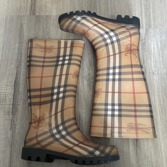 Burberry rain boots - Picture 6 of 8